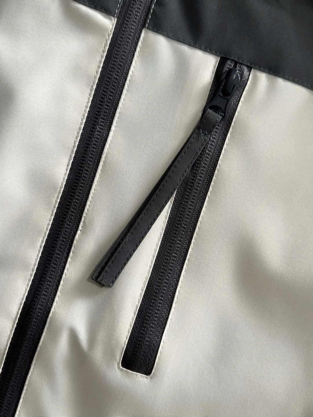 P460 Stone Island 2025 autumn latest zipper windbreaker jacket jacket. Complete with three standards, custom-dyed nylon fabric, overall casual and upscale. The fabric texture is relatively thin, very light, and comfortable on the upper body, suitable for early autumn and spring wear. Simple lines, customized hardware zippers, elegant and concise style, light and comfortable to wear, extremely urban luxury and low-key elegance, with a casual and lazy feeling, the upper body effect is very good, quite wide and stylish, natural drape, simple and elegant! Top luxury classic style items, gentle High-end, quiet but full of power, it perfectly conveys the brand's sense of trend and recognition. The upper body is super cool and stylish, and extremely luxurious, showing your rank, strength and taste from all aspects! The overall grade is even more obvious, the upper body is comfortable and unrestrained, and has a casual and loose effect. Size:S-2XL